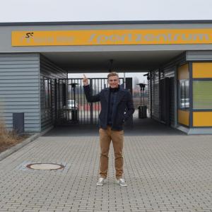 Marcel Kittel vor dem nach ihm benannten Sportzentrum in Ichtershausen